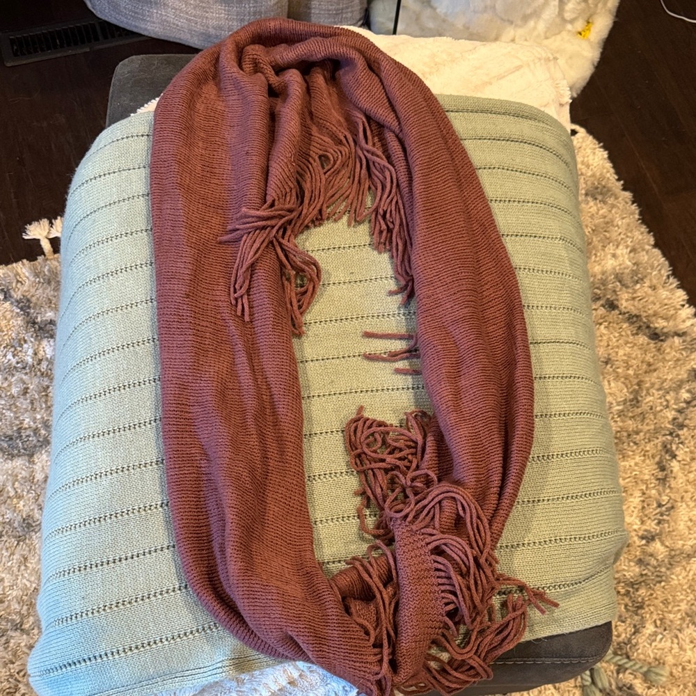 Buckle Mauve Fringe Scarf